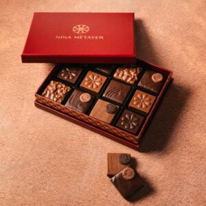Boîte de 12 chocolats noir et au lait par Nina Métayer