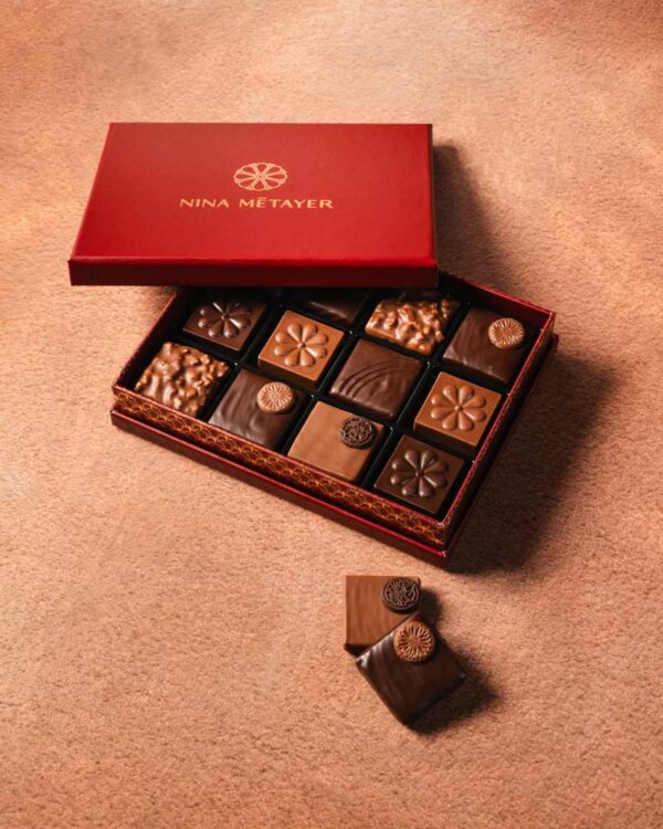 Boîte de 12 chocolats noir et au lait par Nina Métayer
