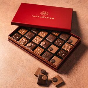 Boîte de 24 chocolats noir et au lait par Nina Métayer