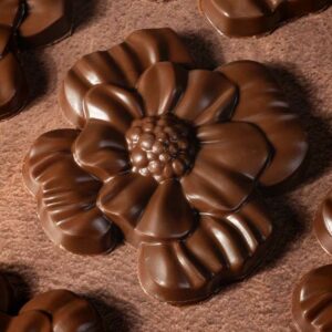 Tablette garnie Rose trémière chocolat au lait par Nina Métayer