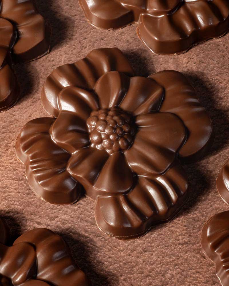 Tablette garnie Rose trémière chocolat au lait par Nina Métayer