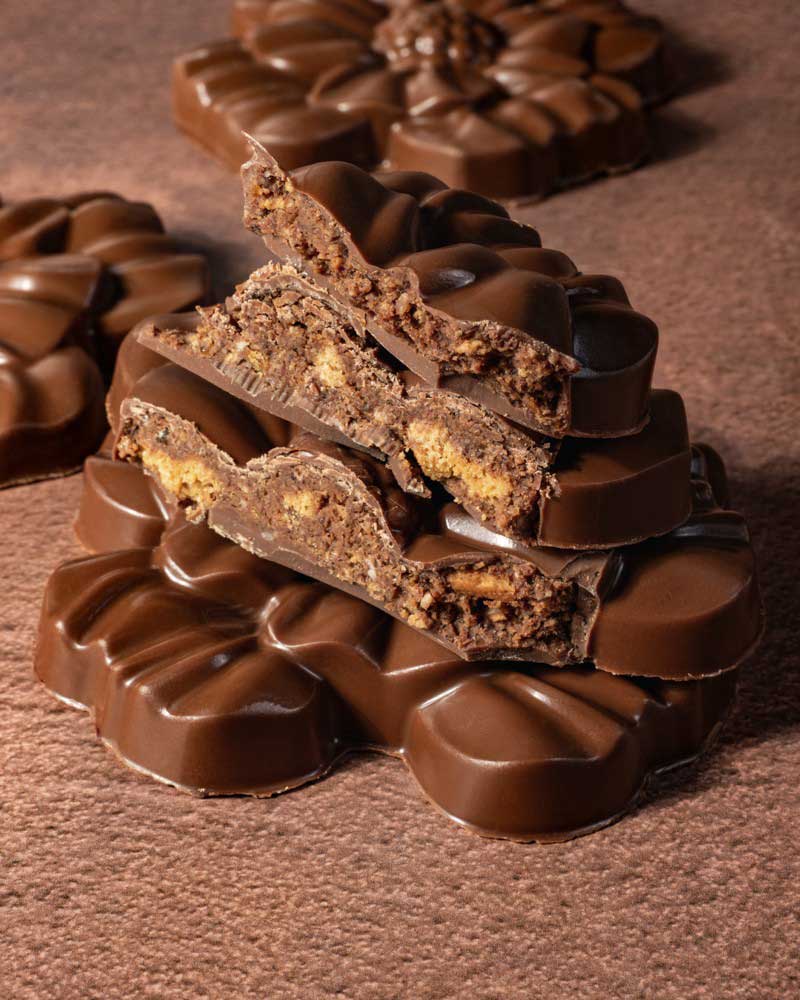 Tablette garnie Rose trémière chocolat au lait par Nina Métayer